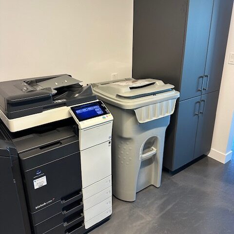 Bac de déchiquetage sécurisé Recyshred dans un bureau